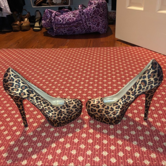 Cheetah print stiletto heels - women’s size 8 - Picture 3 of 5